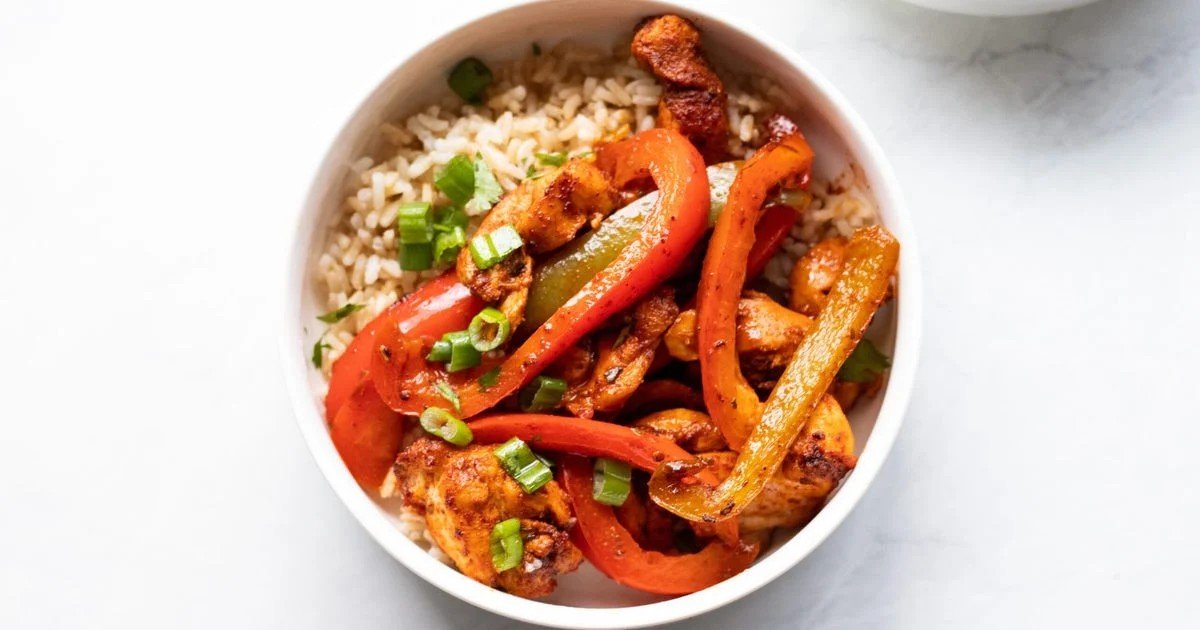 Chicken fajita bowls with peppers and brown rice