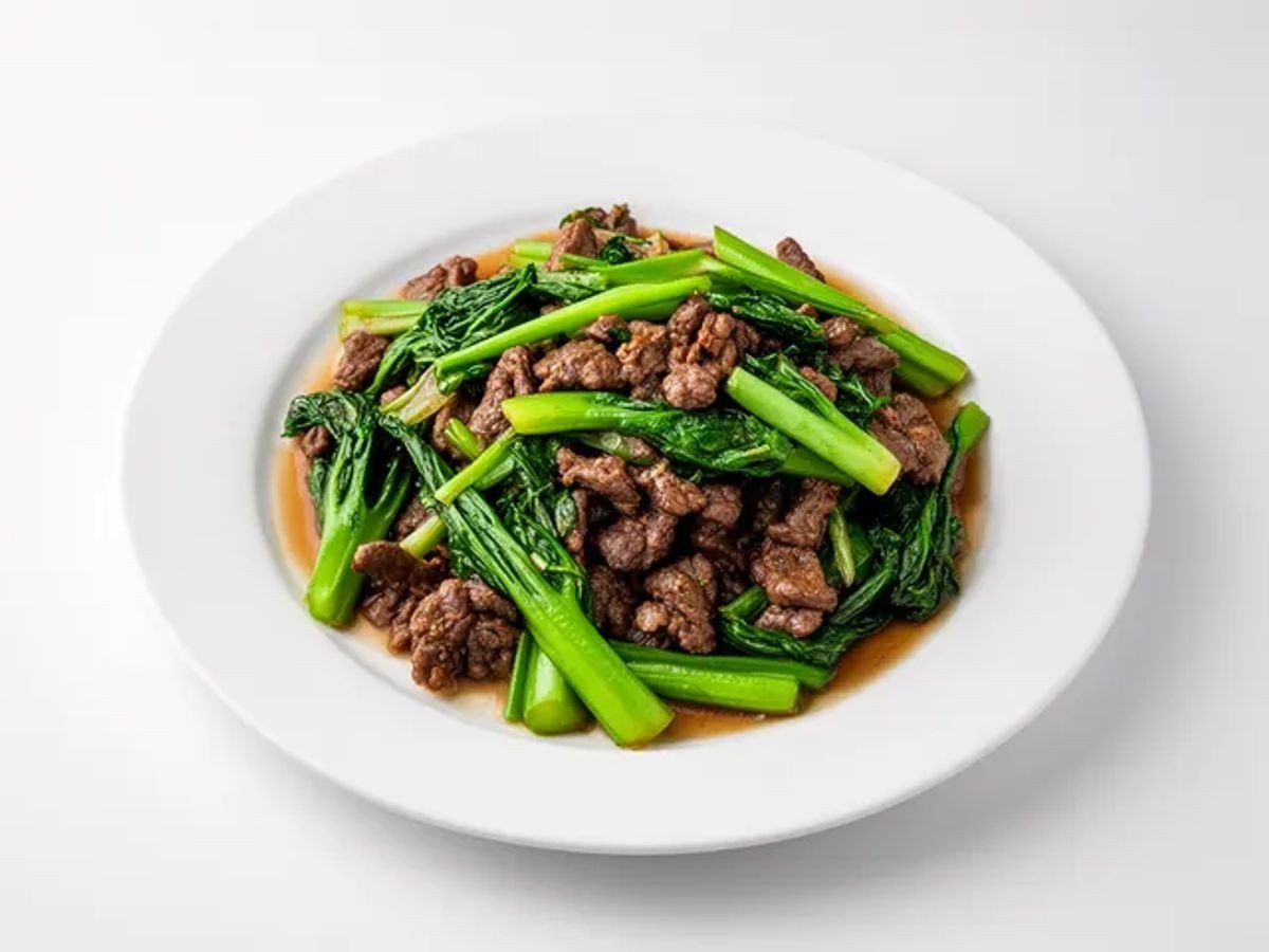 Beef stir-fry with Chinese broccoli and green beans